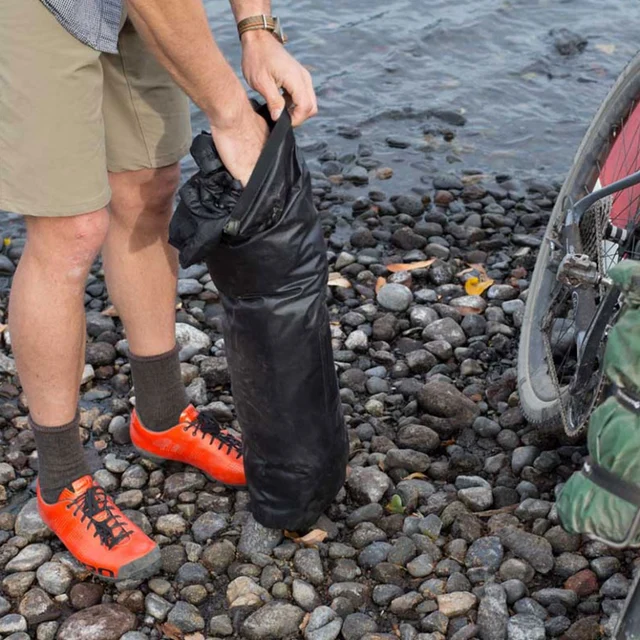 Blackburn Outpost Styrfäste & Drybag Svart, 11,5 liter, 518g 