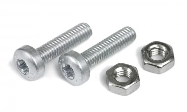 Bosch Rammebatteri Lokk Skrue Kit 2 x M4 muttere, 2x M4 x 20 skruer 