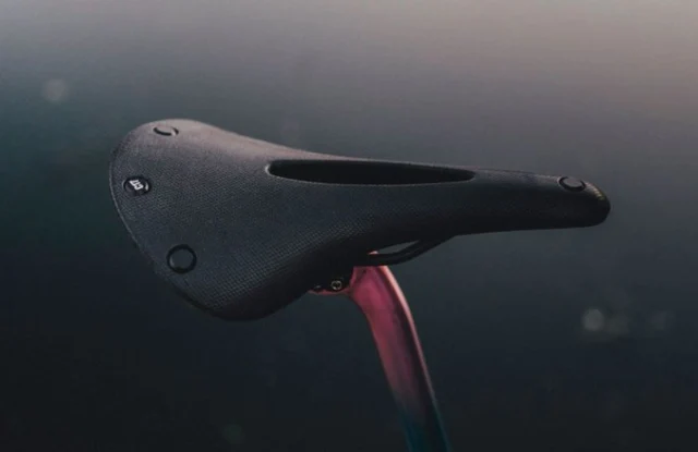 Brooks Cambium C17 Carved Sete Sort, 283 x 162 x 52mm. 446g. 