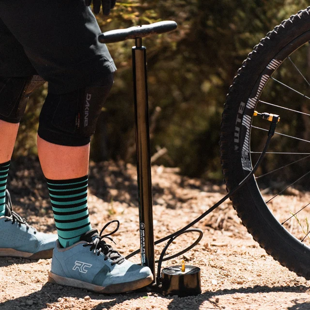 Lezyne Gravel Digital PRO Golvpump Svart, 100 psi / 7 bar 