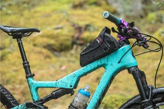 Revelate Designs Mag-Tank 2000 Bolt On Sort, 147g, 1,4L, Magnetl&#229;s