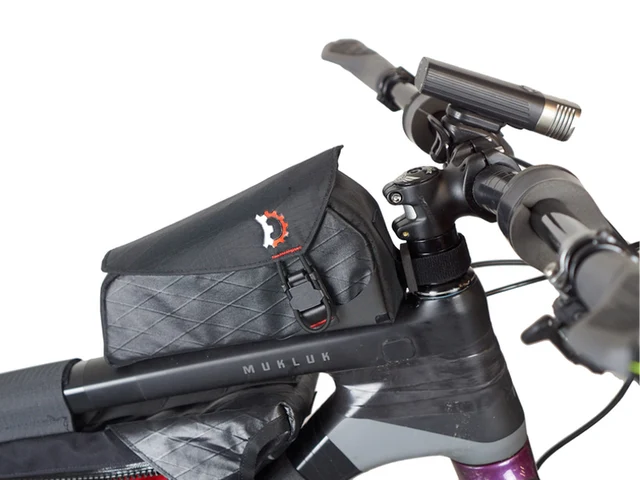 Revelate Designs Mag-Tank Bolt On Sort, 0,9 L, Magnetlås 