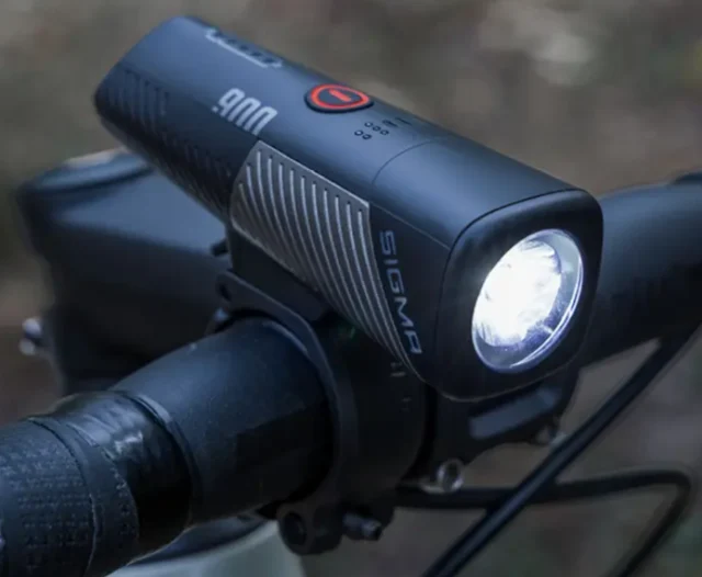Sigma Buster 900 Link Frontlys 900 lumen, 180 m rekkevidde, 126 g 