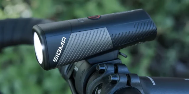 Sigma Buster 900 Link Frontlys 900 lumen, 180 m rekkevidde, 126 g 