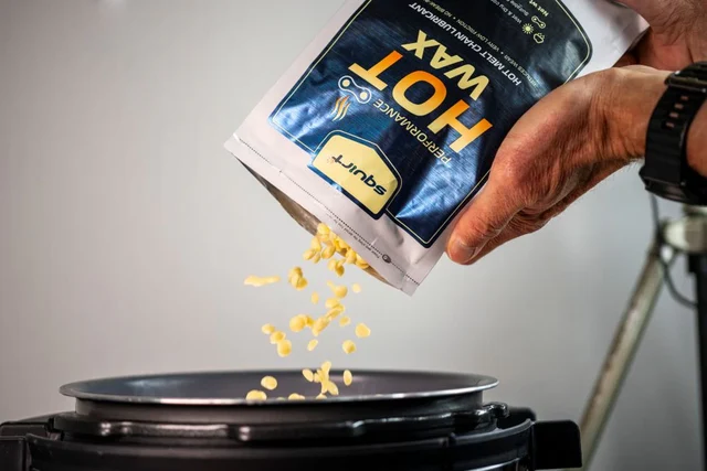 Squirt Perforamnce Hot Wax Kjedevoks 500 g, Wet and Dry 